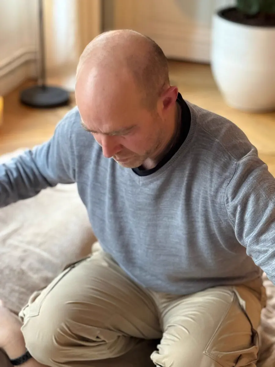 Séance de breathwork — position méditative, présence au corps et au souffle, La Garenne-Colombes